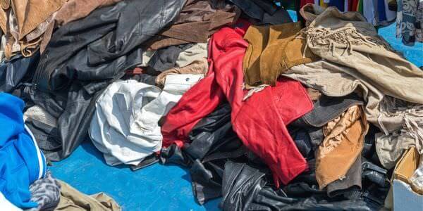 Entrümpelung in Singen: Berg aus Kleidung und Stoffen