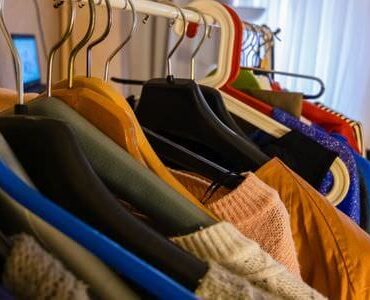 Entrümpelung in Singen Entrümpelung in Singen: Kleidung auf Bügeln in einem Raum
