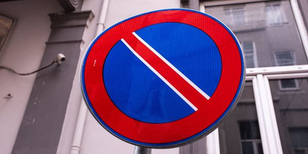 Halteverbotszone Singen: Halteverbotsschild an einer Hauswand