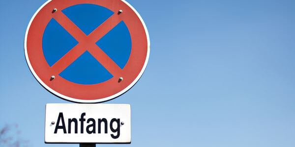 Halteverbotsschild mit Zusatzschild „Anfang“ – Halteverbotszone in Singen