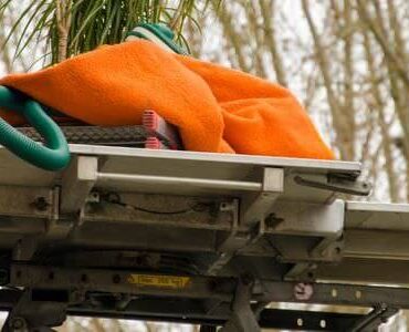 Möbellift in Singen Möbellift transportiert ein Bündel Bettzeug nach oben – Möbellift in Singen