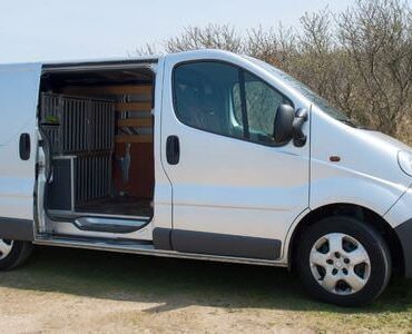 Transporter mieten in Singen Weißer Transporter mit geöffneter Schiebetür – Transporter mieten in Singen