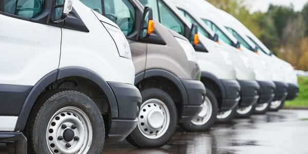 Mehrere weiße Transporter nebeneinander – Transporter mieten in Singen